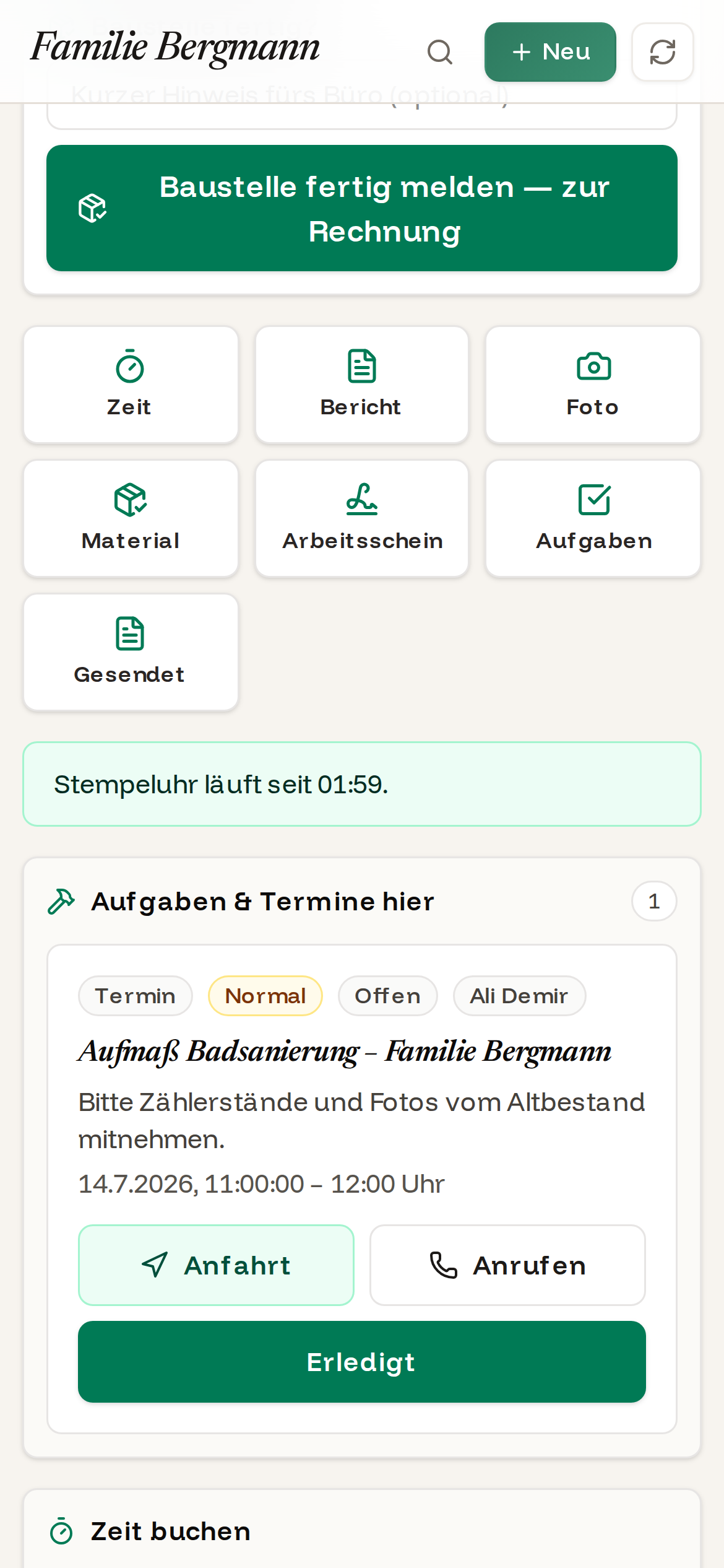 Geöffnete Baustelle mit laufender Stempeluhr